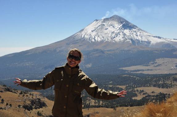 Com o vulcão Popo ao fundo, admirada e feliz com a paisagem na subida do vulcão Izta, perto de Amecameca, na região central do México